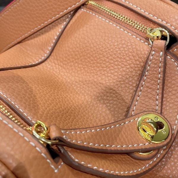 Lindy Sort Læder Messenger Taske 26cm med Gulddetaljer Large black gold button 26cm
