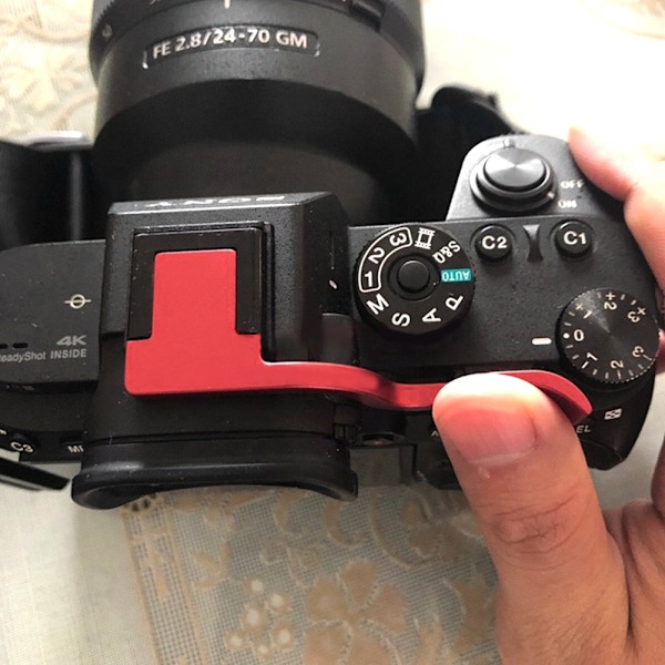 Aluminiumlegering Hot Shoe Tumgrepp Spänne Remhållare för Sony A7M2 M3 A7R2 R3 A9 Röd