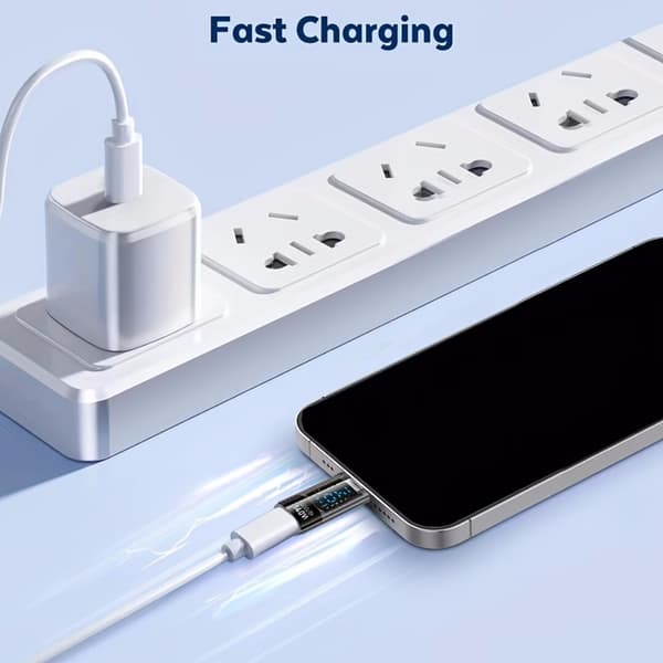 Sæt med 2 adaptere med en maksimal effekt på 140W, med USB-C til USB-C forbindelse og et digitalt display