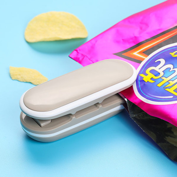 Mini Påsförslutare 2 i 1 Värmeförslutare och Skärare Handhållen Värmeförslutare Bärbar Påsförslutare Förslutare för Plastpåsar Mat Snacks Påse