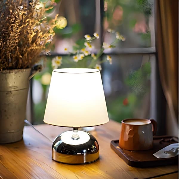 Modern dekorativ lampa med halvklotformad metallbas, E14-sockel, för mysiga miljöer