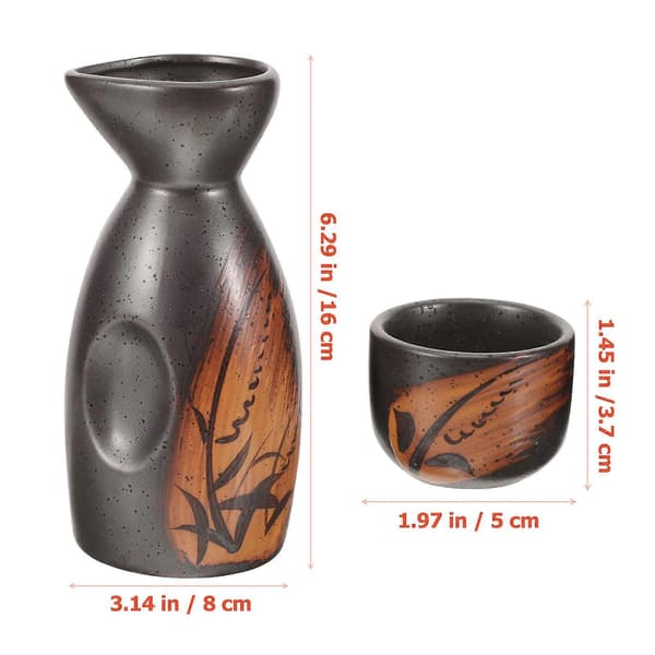 set japanskt sakeset, sakekruka i porslin, sakekoppar i traditionell sakeflaska, sakekopp i keramik