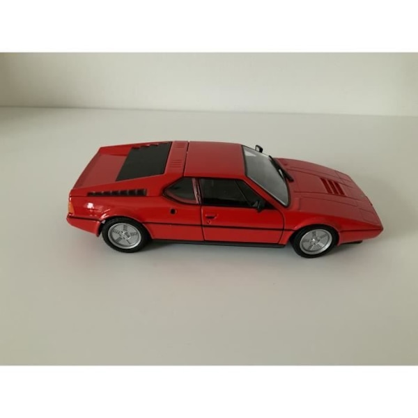 BMW M1 miniatyrbil 1:24 röd och svart