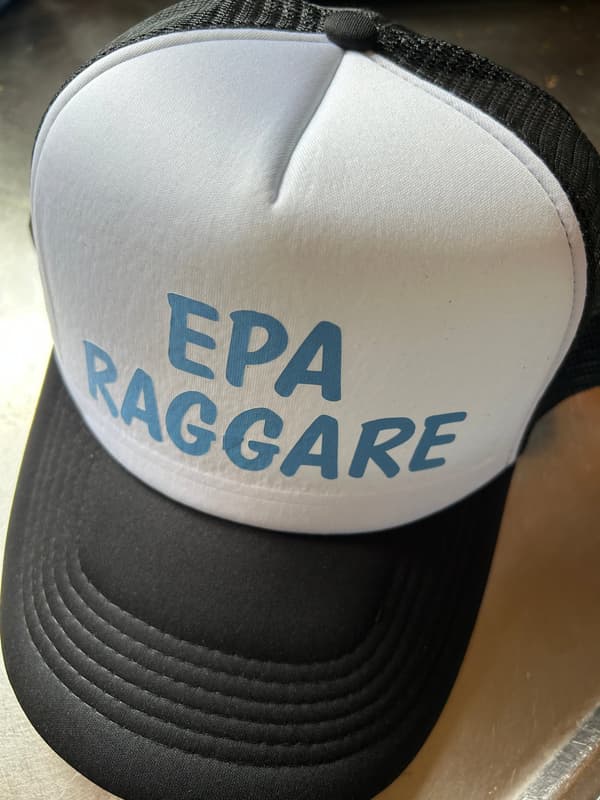 EPA RAGGARE SVARTVIT TRUCKERKEPS