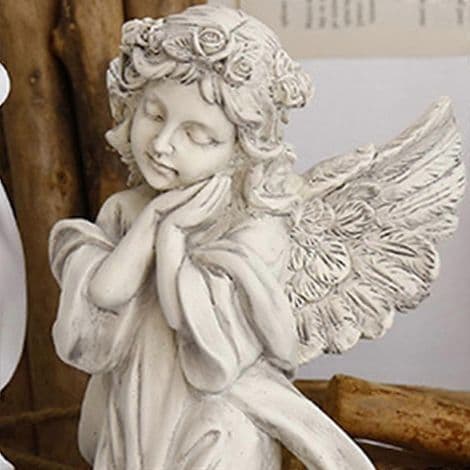 Dekorativ miniature englestatuette. Moderne kunst skitsemodel. Indretning