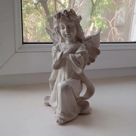 Dekorativ miniature englestatuette. Moderne kunst skitsemodel. Indretning