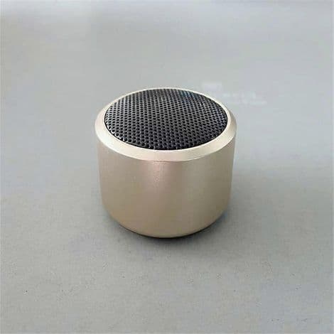Kannettava langaton Bluetooth-kaiutin. Stereotilaääni. Mini-USB. Subwoofer. Ulkokäyttöön tarkoitettu audiosoitin