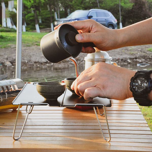 Bærbart foldebord til camping, picnics og grillfester. Lavet af holdbart, let metal.