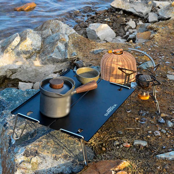 Bærbart foldebord til camping, picnics og grillfester. Lavet af holdbart, let metal.