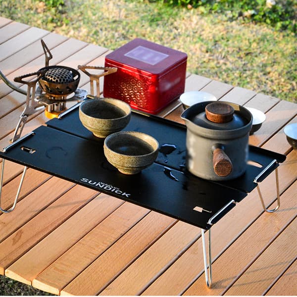 Bærbart foldebord til camping, picnics og grillfester. Lavet af holdbart, let metal.