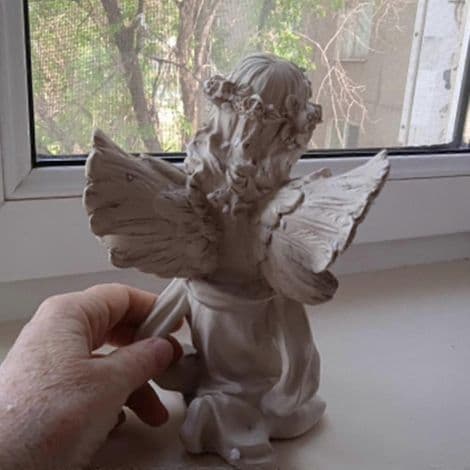 Dekorativ miniature englestatuette. Moderne kunst skitsemodel. Indretning