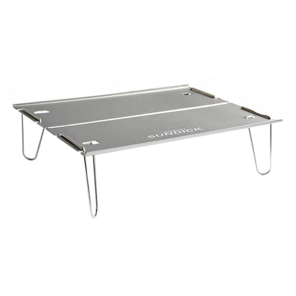 Bærbart foldebord til camping, picnics og grillfester. Lavet af holdbart, let metal.