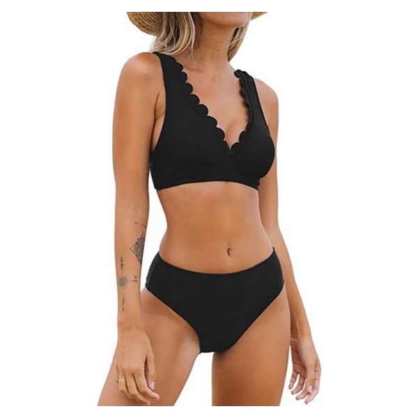 V-udskåret bikini med buet kant og brede stropper