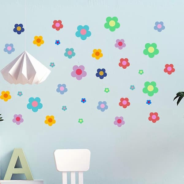 Et sett med veggklistremerker med små blomstermønster til soverom