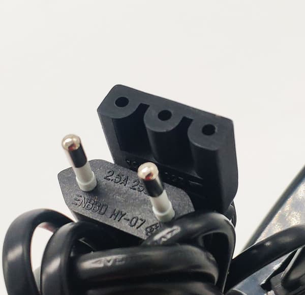 220V ompelukoneen jalkasäädin virtajohdolla
