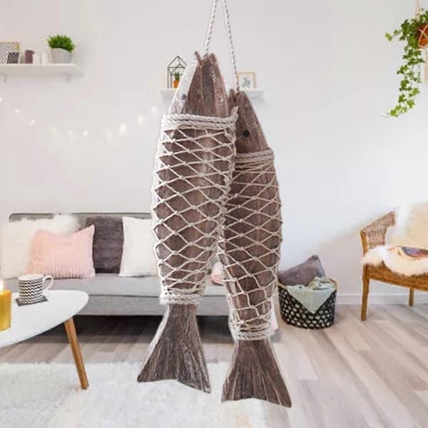 2 st hängande träfiskdekor i antik stil, sliten look, träfiskehem