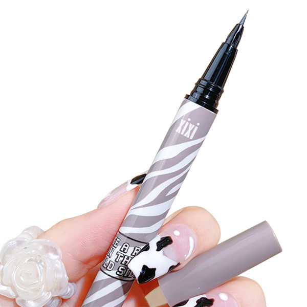 Vedenkestävä nestemäinen eyeliner, eri tyylejä