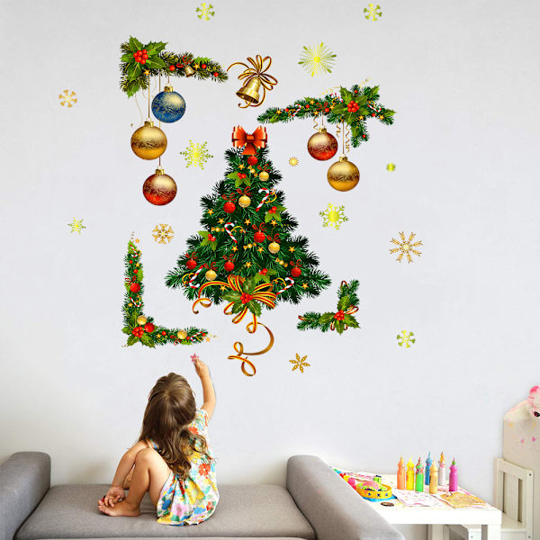Gyllene julkulor julgran glasfönster vardagsrum vara