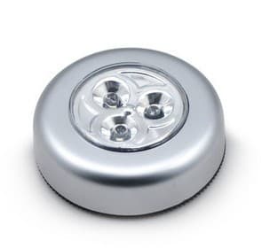 Selvklæbende LED Natlampe Drevet af 3 batterier/batterier