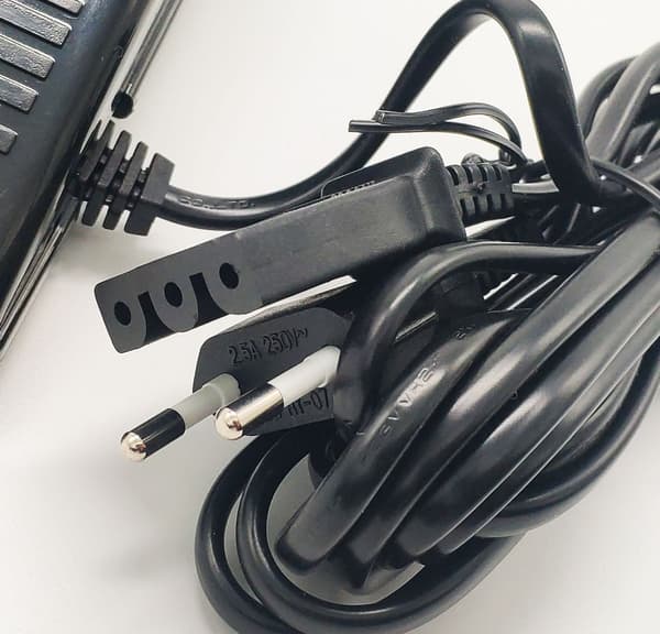 220V ompelukoneen jalkasäädin virtajohdolla