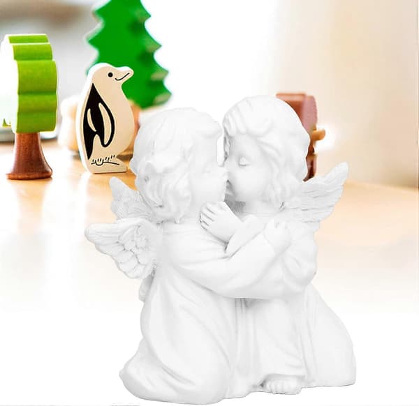 Englefigurer, 2 kyssende englestatuer i harpiks for