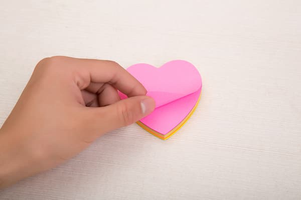 6 blokke Sticky Notes Hjerteformede, blandede farver Love Self-Stick Notes Self Stick Post Memo til Hjem Skole Kontor, 600 ark, 3*3 cm