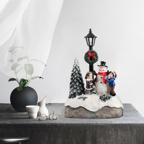Scen byn hus figurer tända för dekoration Snowman