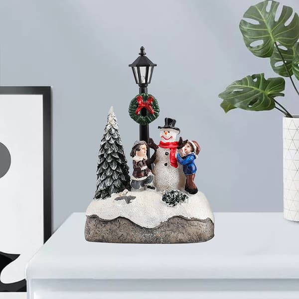 Scen byn hus figurer tända för dekoration Snowman