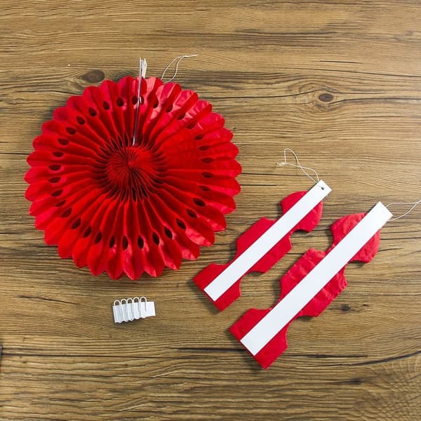 2 förpackningar med kreativt julpapper ihålig blomdekoration atmosfär layout leveranser rött