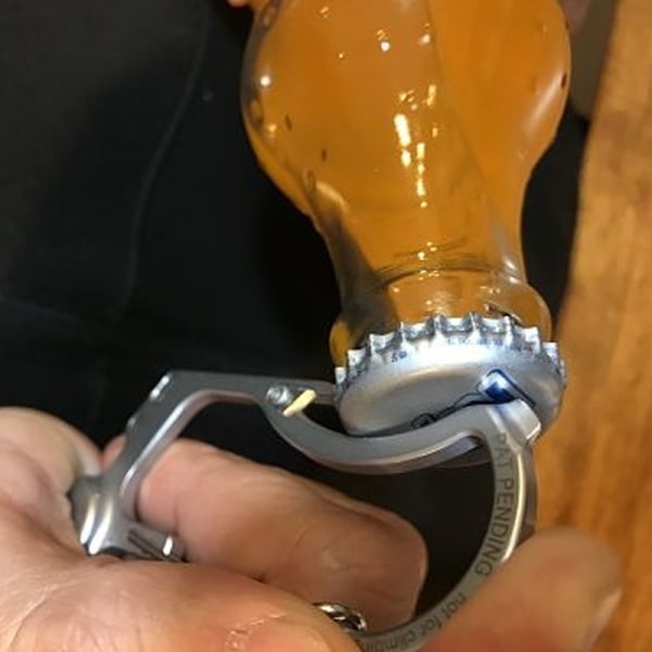 OUTDOOR ELEMENT Firebiner - Fire Starter, Carabiner, Multi Tool, Utility Blade, Flasköppnare, Keychain Emergency Tool w