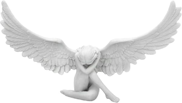 Religiøs harpiksstatuett i form av en engel til hagen