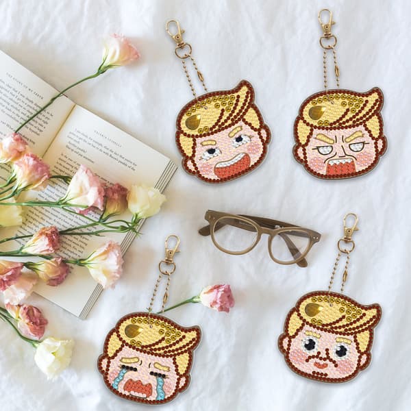 #4-pack diamantmålade nyckelringar med seriefigurer#