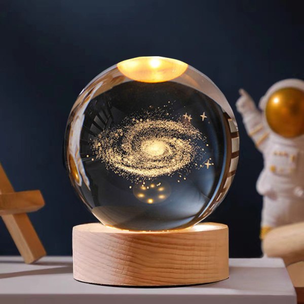 Kreativ kristallkula med rund lysande bas snidad inuti Vintergatan Crystal ball + base
