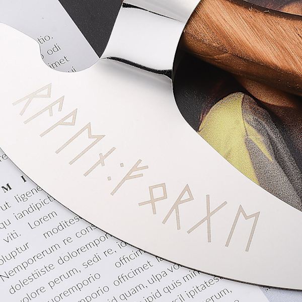 Viking Pizza Yxa Med Graverade Runor Och Läderslida För Manuell Kapning silver none