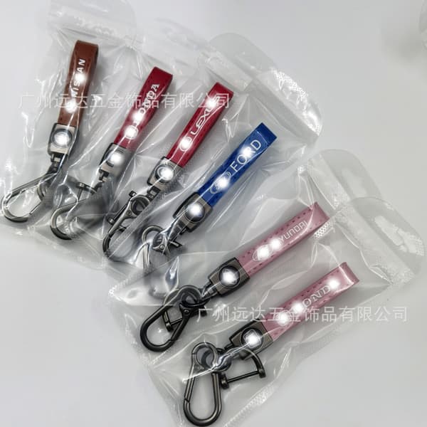 Bilnyckelring för män med billogotyp i metall, liten present Red parallel bars gunmetal