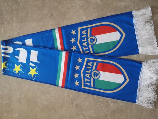 2 st VM-landslagsfanshalsdukar, EM-klubbfans hejar och stöder sammetshalsdukar Italy