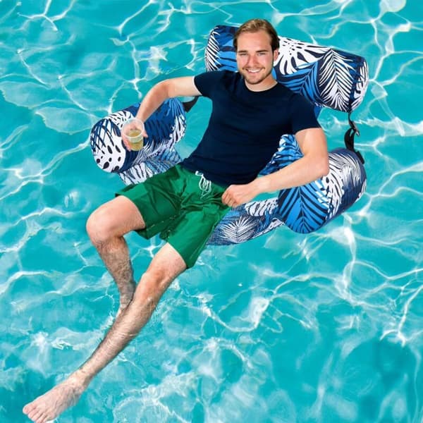 Poolflotte. Uppblåsbar hängmatta. Hängmatta och vattenstråle