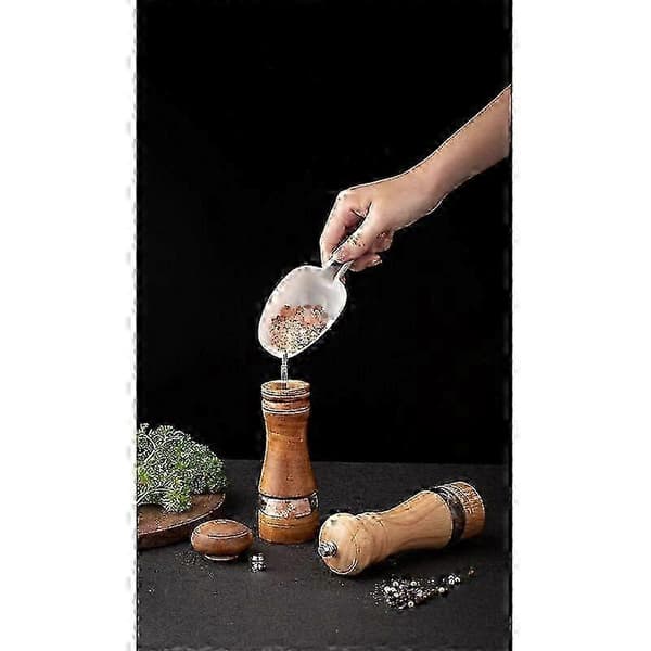 Set med salt- och pepparkar i trä