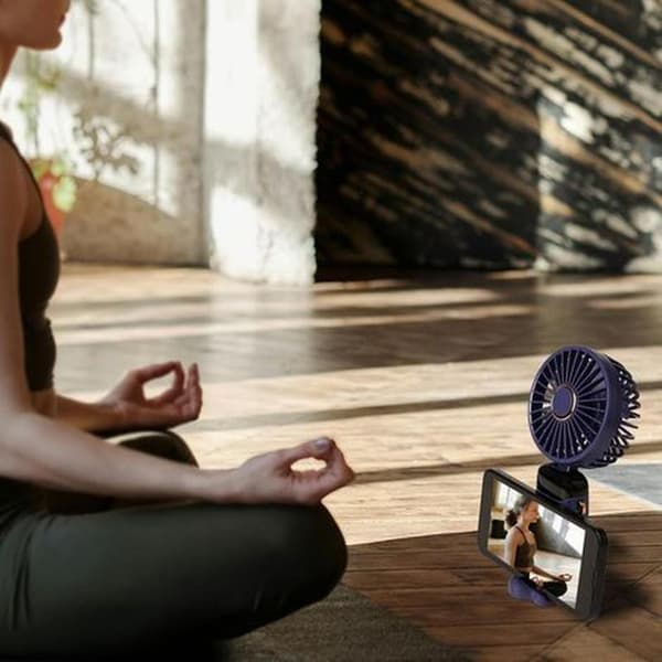 Mini bærbar ventilator. USB-C opladning, digitalt display, 5 blæserhastigheder, 90° foldbar (lilla).