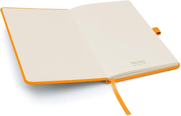 A5 Notesbog med linjerede sider, penholder, bånd, datomærker og papirlomme, medium hardback journal, notesbog, bæredygtigt papir (Orange)