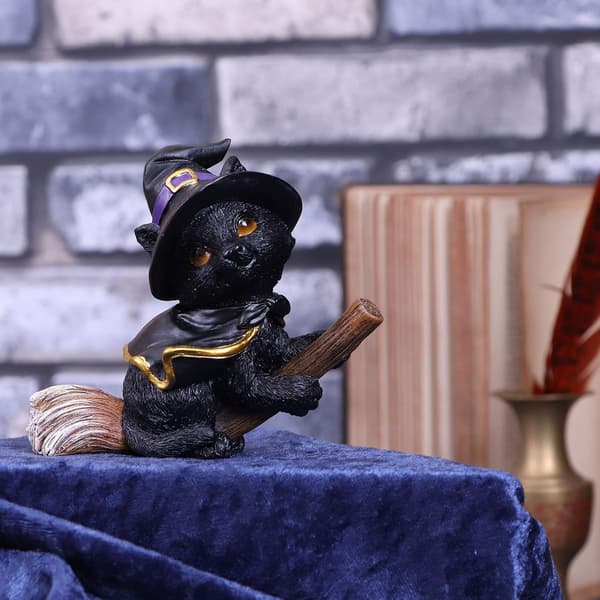Velkendt sort kat og kosteskaft figur, 11 cm, perfekt til Halloween.