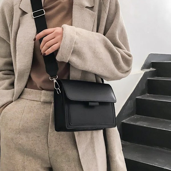 Messenger-väska för damer Ny enfärgad 2023 Ny trendig bred axelrem Liten fyrkantig väska Retro Casual Enkel Crossbody-väs Dark Brown