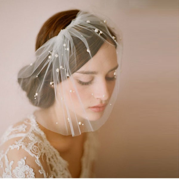 Bridal Short Veil with Pearl Comb 1920s Flapper Fascinator Mesh Veil Single-layered Birdcage Veil for Wedding (White 01)