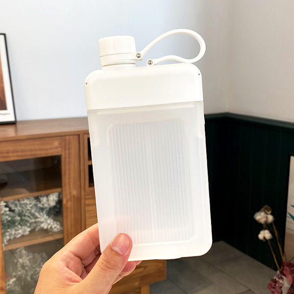 Vattenflaska Platt Bärbar Fyrkantig Vattenflaska Utomhus Resa Bärbar Fick Vattenflaska Kreativ Platt Sport Vattenflaska Enkel Vit 450ML