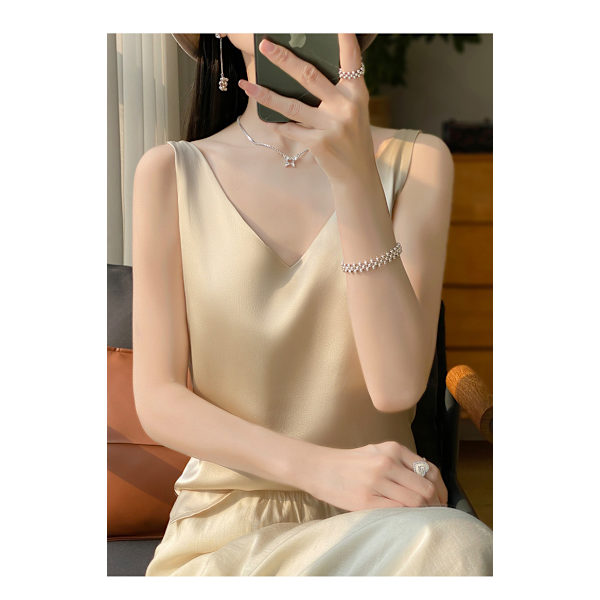 Silk Silk Olkaimet Naiset Liivit 2024 Kesä Uusi Slim-fit V-kaula Lyhyt Elegantti Sisä Top T-paita Champagne Color M