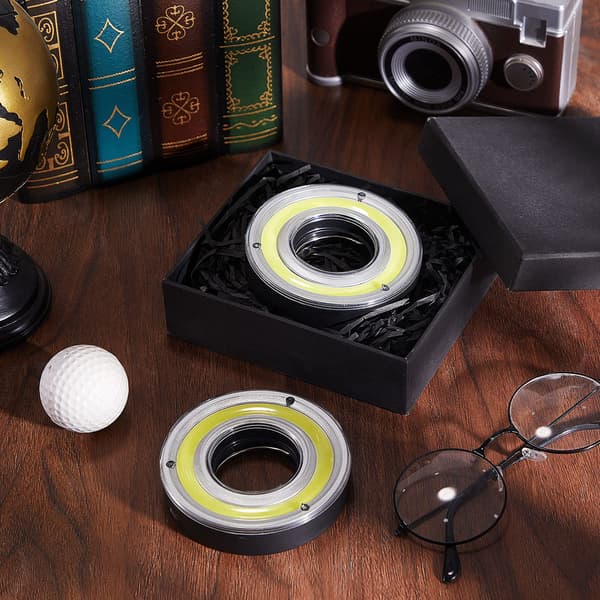 LED Glow Putting Cup Flaggor & Stolpar, 2-pack Nattgolftillbehör med Batteridriven Belysning för Trädgårdsövning, Fester 2-Pack
