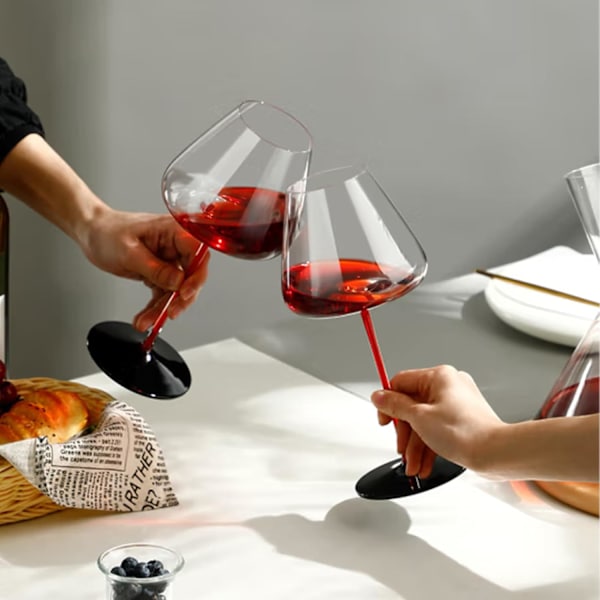 Set med 2 stora vinglas, kristallklart glas, vinglas med lång stjälk för rött vin, svarta konkava botten champagneglas