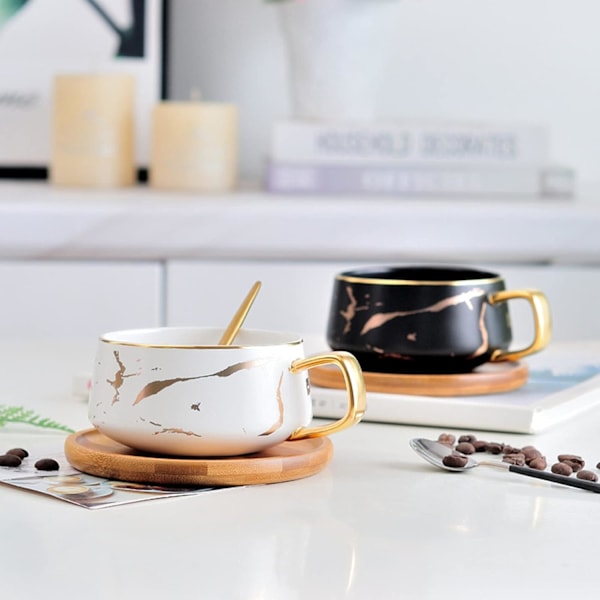2 Pak Keramik Te/Kaffekop, 10 OZ Kaffeekop med 304 Rustfrit Stål Ske og Bambus Underkop, Marmor Espresso Kopper til Latte, Hvid og Sort