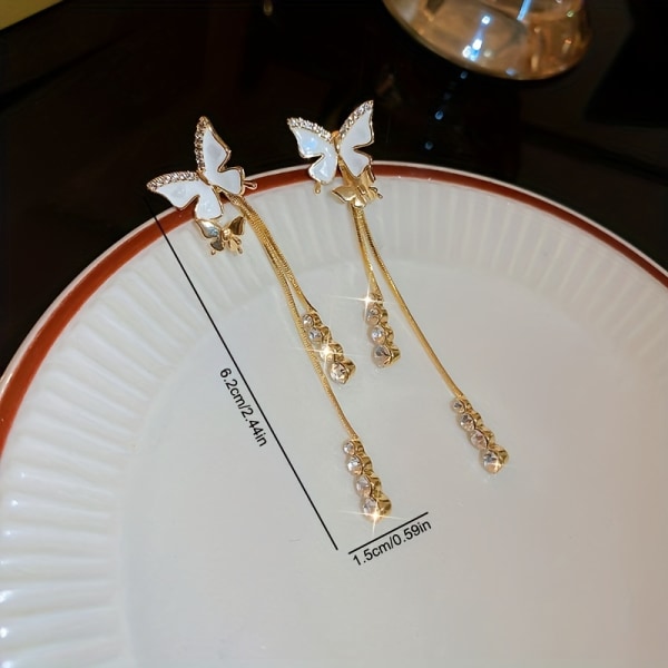 Perhonen design kiiltävällä zirkonilla koristeltu roikkuvat korvakorut Elegantti luksustyylinen kupari 14K kullattu koru Trendikäs naisten lahja