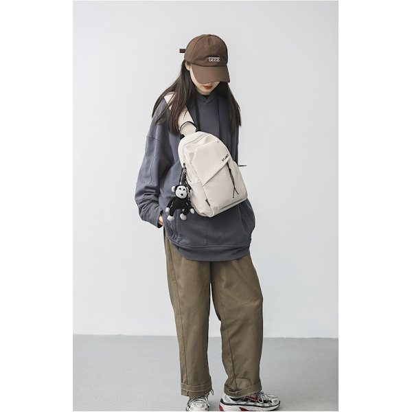 Ny bröstväska axelväska student mode sport liten ryggsäck dam crossbody väska Beige With chimpanzee pendant